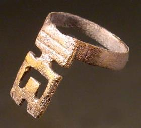 Konvolut: 1 ringförmiger Schlüssel; 1 Ohrring; 2 kleine Ringe mit 6 durchge...en Ringen; 2 kleine Ringe mit 5 durchge...en Ringen