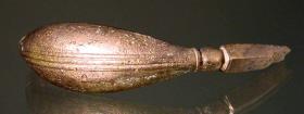 Geometrische Fibel, Bügel massiv mit dreifacher Mittelrippe, Blatt und Nadel fehlen vollständig