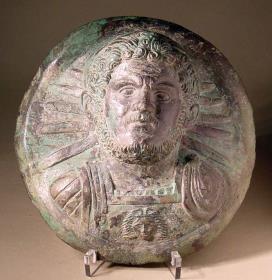 Reliefbildnis des römischen Kaisers Caracalla (Porträtmedaillon eines Feldzeichens?)