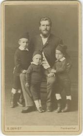 Porträt des Friedrich Kraus mit seinen Söhnen
