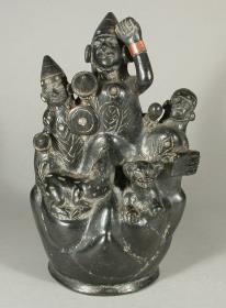 Applikation und Relief: anthropomorphe und zoomorphe Figuren im Gebirge