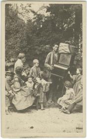 Porträt eines Mannes mit Musikwalze und Kindern