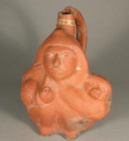 Anthropomorphe Figur mit zwei zoomorphen Figuren