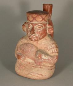 Sitzende anthropomorphe Figur mit einem Tier auf dem Arm