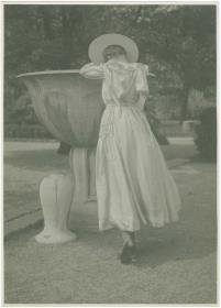 Frau in Kleid von Wiener Werkstätte