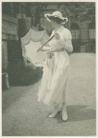 Frau in Kleid von Wiener Werkstätte