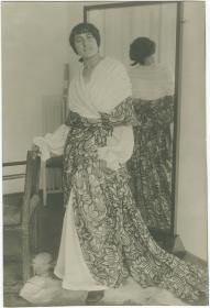 Frau in Kleid von Wiener Werkstätte