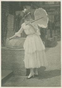 Frau in Kleid von Wiener Werkstätte