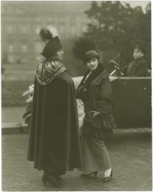 Frauen in Cape und Jacke und Rock