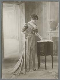 Frau in Kleid von Doeuillet