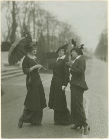 Frauen in Kleidern