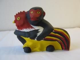 Affe, einen Hahn haltend: 鳥もち猿 Torimochi saru