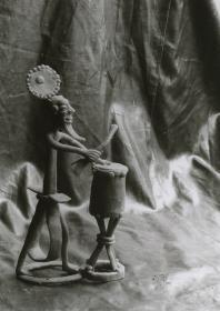 Fumban: Wachsfigur eines Trommlers im Museum von Fumban