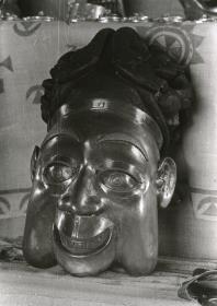 Messingmaske (Königsmaske), die als Wandschmuck dienen soll, im Museum von Fumban