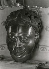 Messingmaske (Königsmaske), die als Wandschmuck dienen soll