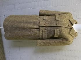 Beige-olivbraunes Wollkostüm