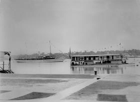 Yacht und Kanonenboot in Old-Calabar.