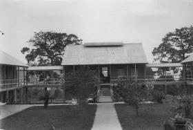 "Mittelbau des Eingeborenen Hospitals, Old Calabar" (OT)