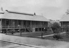 "Linker Seitenbau des Eingeborenenhospitals, Old Calabar" (OT)