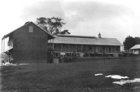 "Front des einen Flügels des Eingeborenen Hospitals, Old Calabar" (OT)