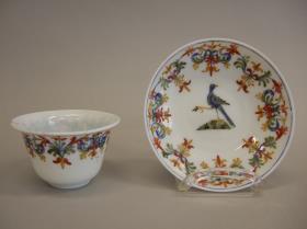 Koppchen und Unterschale mit farbiger Malerei