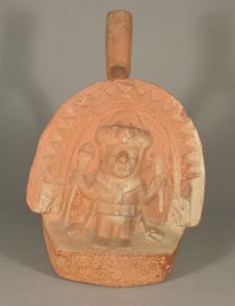 Relief: stehende anthropomorphe Figur unter der doppelköpfigen Schlange