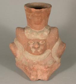 Anthropo-zoomorphe Figur im Gebirge
