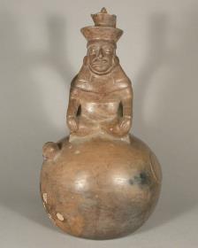 Applikation: sitzende anthropomorphe Figur