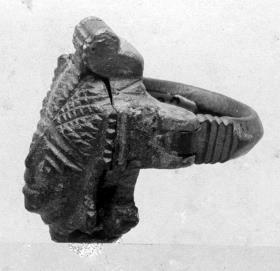 Kleines Vorlegeschloβ (Vorhängeschloss) mit beweglichem Bügel. Aufklappbarer Deckel mit Maske verziert