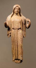 Strenge Statuette einer stehenden Frau in dorischem Chiton