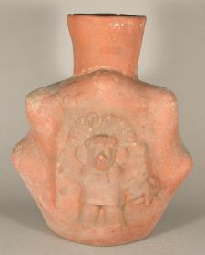 Relief: stehende anthropomorphe Figur mit Kulturpflanzen