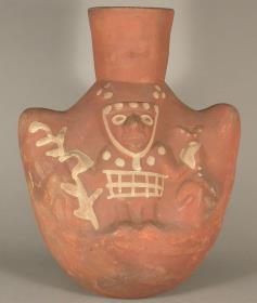 Relief: stehende anthropomorphe Figur mit Kulturpflanzen