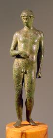 Statuette eines nackten jungen Mannes