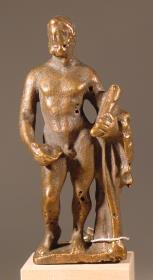 Herculesstatuette, über dem linken Arm hängt das Löwenfell herab, um das Haupt eine Tänie (neuzeitlich?)