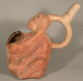 Sitzende anthropomorphe Figur mit Totenschädel