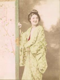 Mädchen (mit Yukata-Bekleidung) , an eine Schiebetür gelehnt
