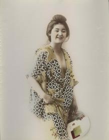 Mädchen in Yukata mit Fächer