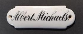 Namensschild "Albert Michaels."