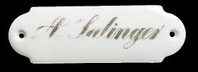 Namensschild "A. Salinger"