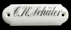 Namensschild "C. W. Schüler"