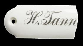 Namensschild "H. Tann..."