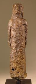 Archaischer Griff einer Pfanne in Gestalt einer weiblichen Figur