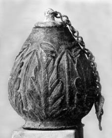 Kleines schlauchförmiges (birnenförmiges) Gefäß mit Deckel, an welchem eine Kette befestigt ist; am Bauch Akanthusornament