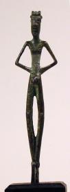 Nackte, spindeldürre Figur eines Mannes mit Hörnern. Priapus ?