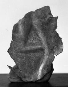 Kleines Blechfragment mit Rest einer figürlichen Darstellung
