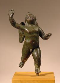 Amorstatuette, vor Venus fliehend