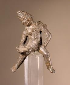 Statuette des sitzenden (reitenden ?) Amor
