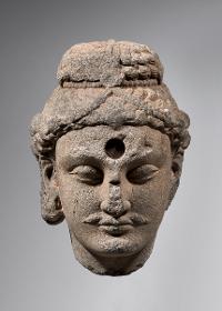Kopf eines Bodhisattva mit Schnurrbart mit großer kreisrunder Einlassung für Urna