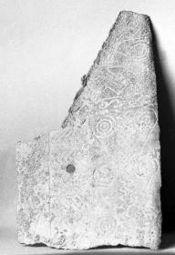Ornamentblech mit Ornament (Tangentenkreise und Zickzack) von einem Dreifuß