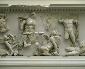 Pergamonaltar, Ostfries - Ausschnitt: Artemis / Leto / Apollo
